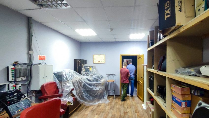 Складское помещение с техникой и подвесным потолком