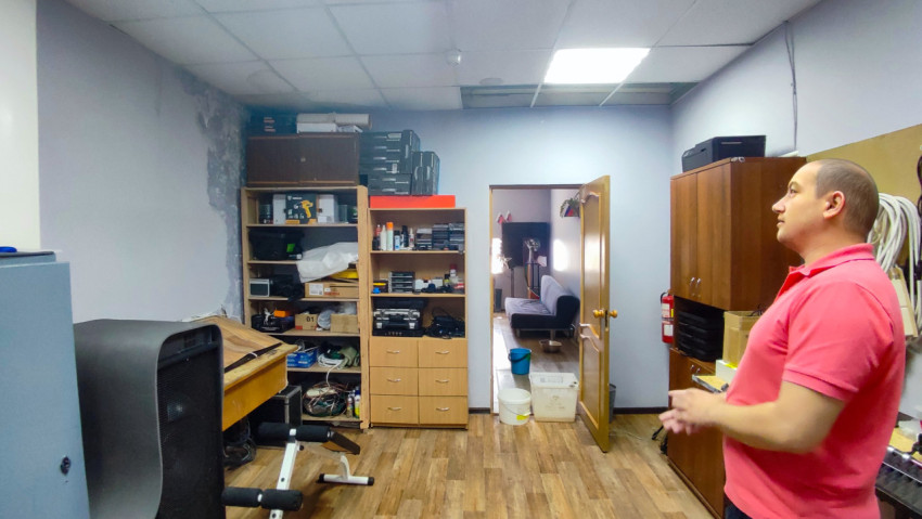 Техническое помещение с оборудованием и поврежденным потолком