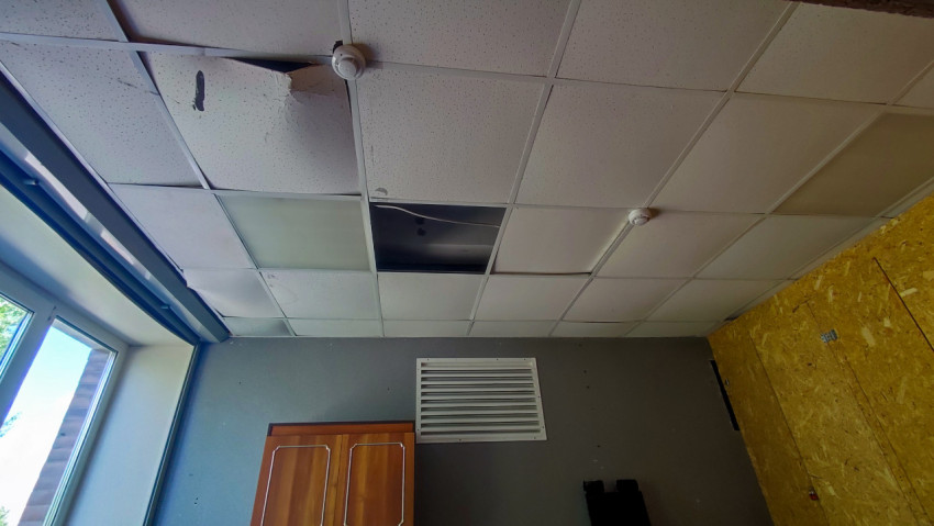 Потолочные панели с повреждениями от влаги и открытым проемом