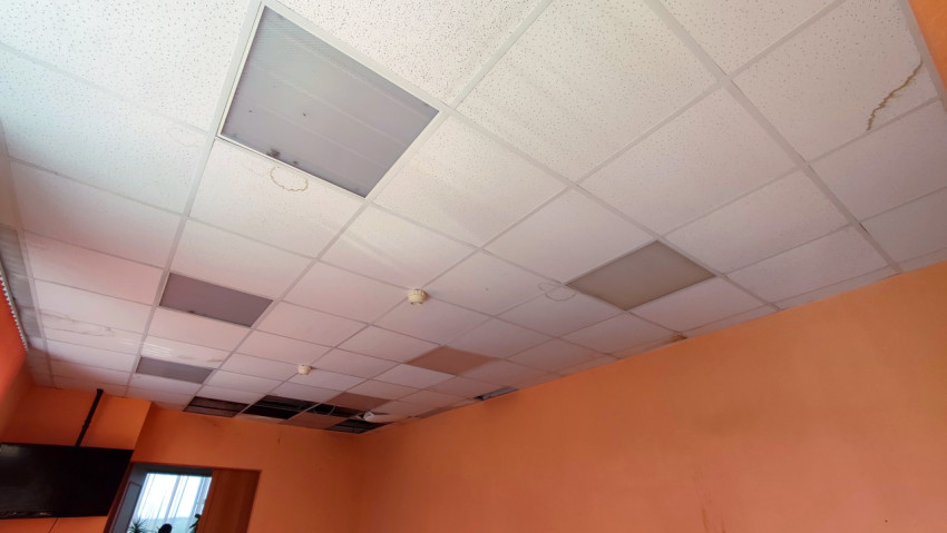 Потолок с многочисленными пятнами влаги