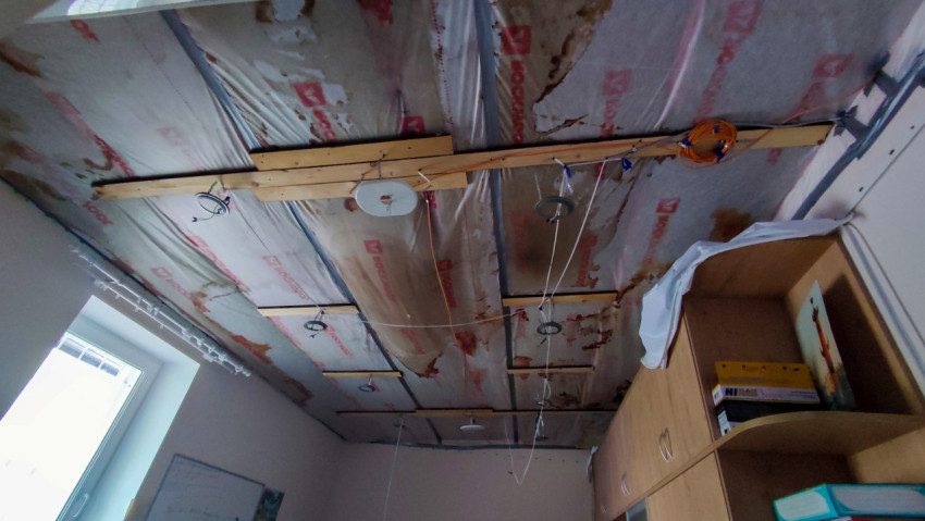 Потолок с повреждениями и следами протечек