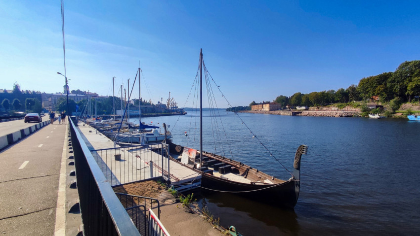 Ладья у набережной и яхты в порту Выборга