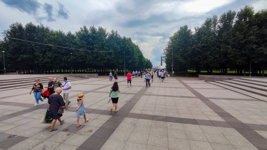 Аллея в парке 300-летия Санкт-Петербурга с гуляющими людьми