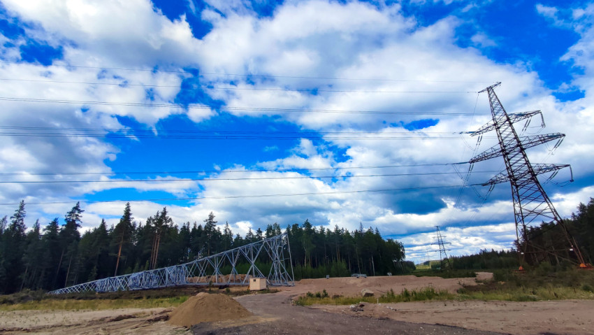 Строительная площадка с опорой ЛЭП и линиями электропередачи