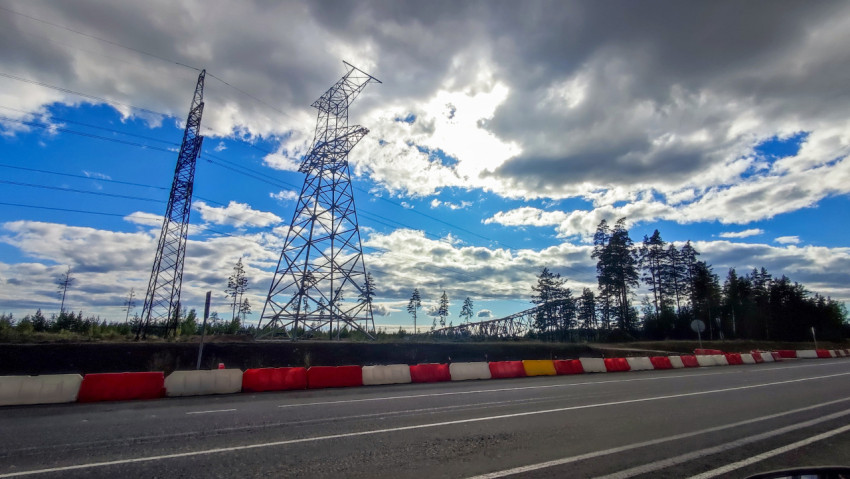 Линия электропередачи у дороги с ограждением