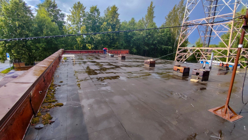 Плоская крыша с рабочим после дождя