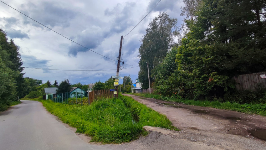 Перекрёсток асфальтовой и грунтовой дороги с канавой