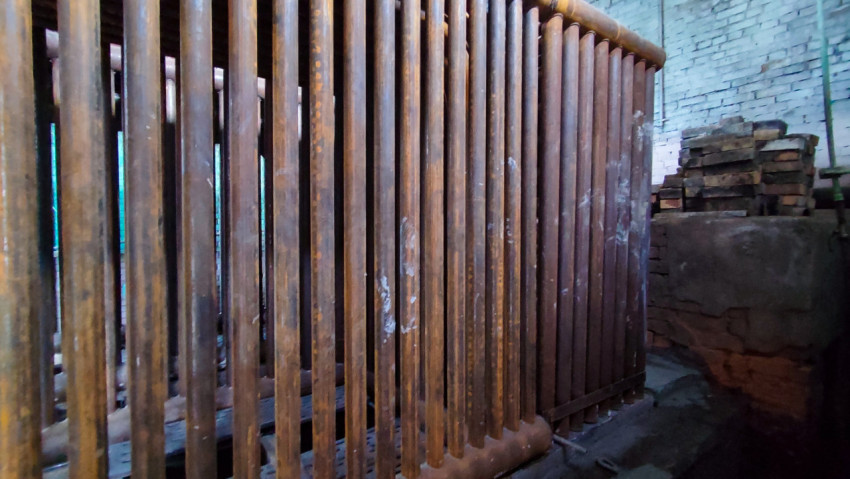 Секция котельного оборудования с трубами и кирпичной кладкой