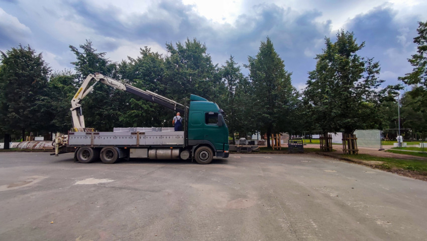 Грузовик с подъемным краном на строительной площадке