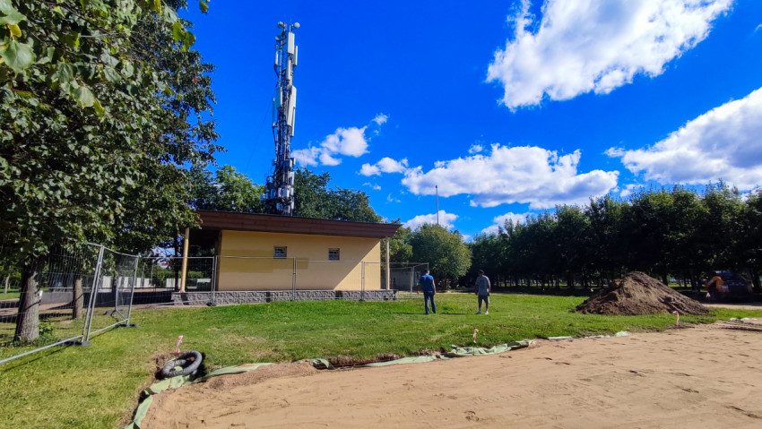 Техническое здание с антенной связи на строительной площадке