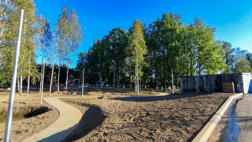 Благоустройство территории с пешеходной дорожкой