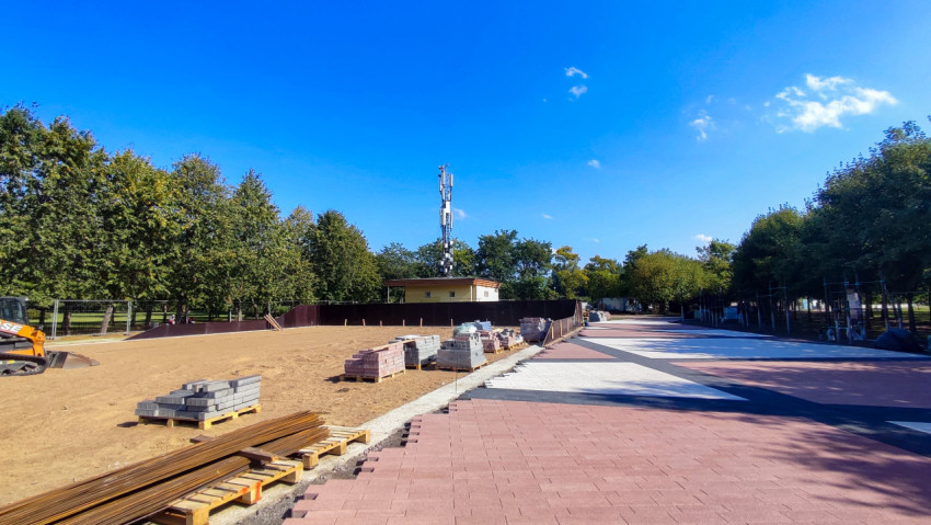 Строительные работы с укладкой плитки в городском парке