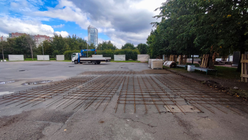 Металлическая арматурная сетка на строительной площадке