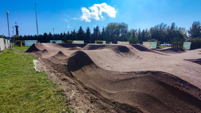Строительство велотрека с земляными фигурами в парке