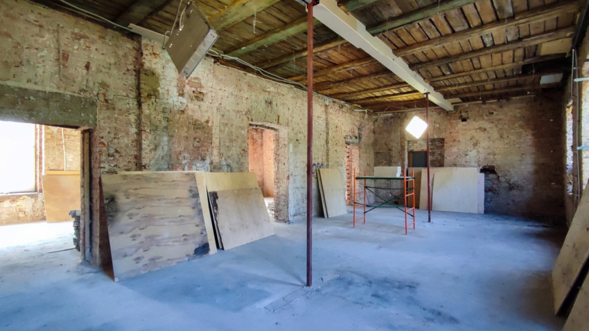 Помещение с кирпичными стенами и фанерными листами