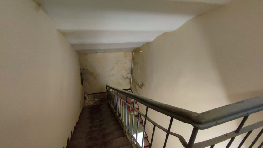 Лестничный пролёт с повреждённой стеной
