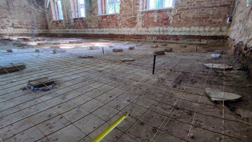 Арматурная сетка на полу в помещении перед заливкой бетона