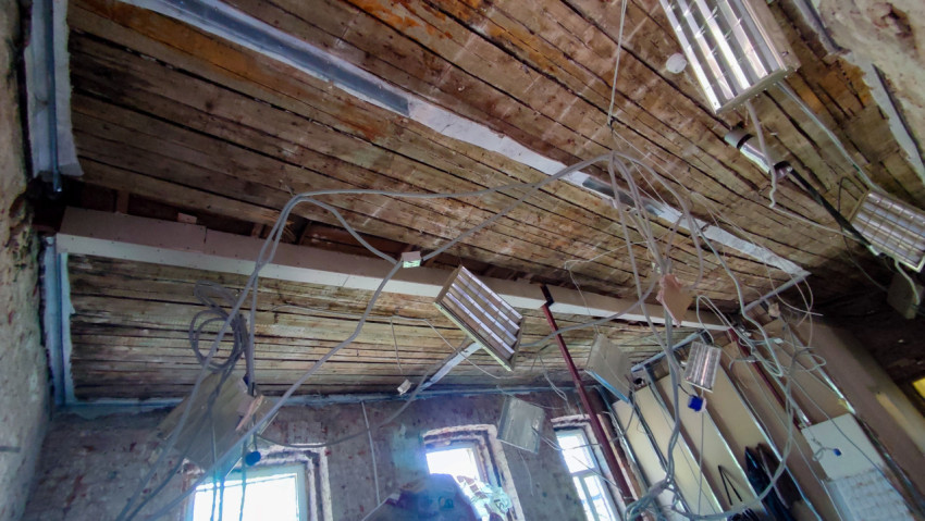 Потолочное перекрытие старого здания в процессе демонтажа