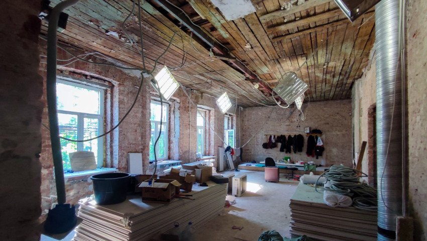 Помещение с кирпичными стенами и строительными материалами