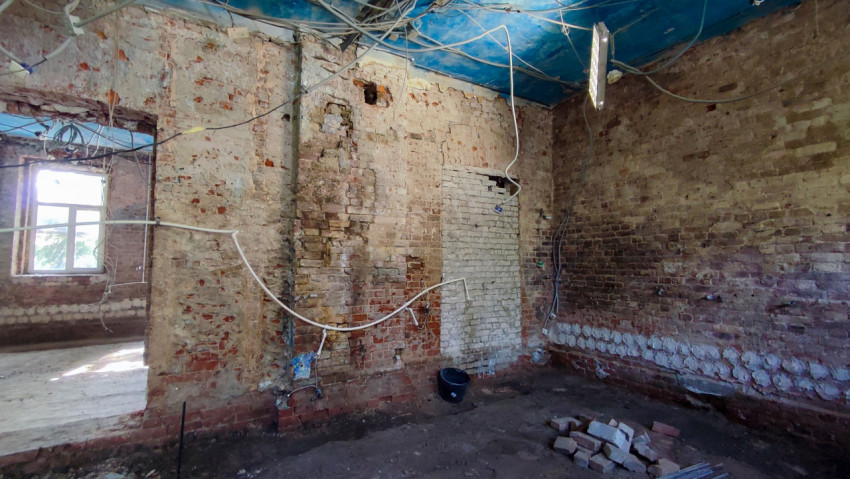Кирпичные стены и проводка в здании во время реконструкции