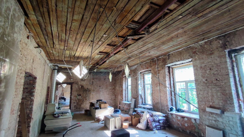 Деревянный потолок и строительные материалы в помещении