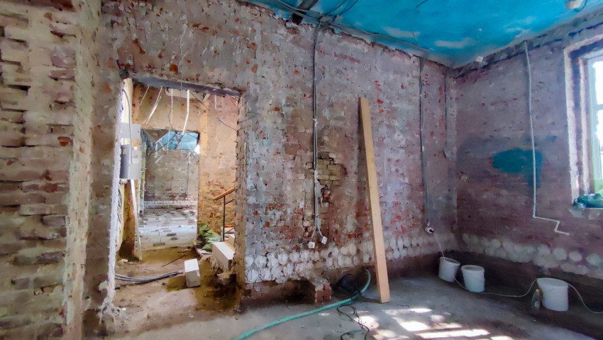 Кирпичные стены и проёмы здания в процессе внутреннего ремонта