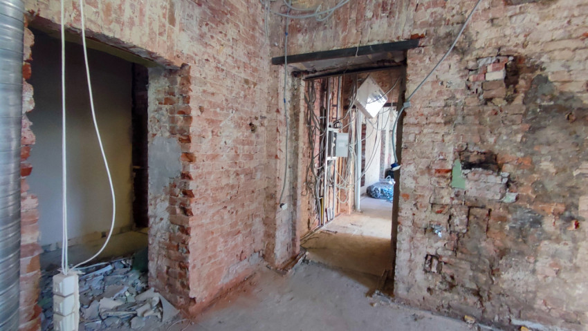 Кирпичные стены с проемами и электропроводкой