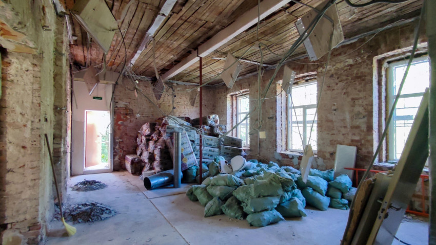 Помещение в кирпичном здании во время ремонта