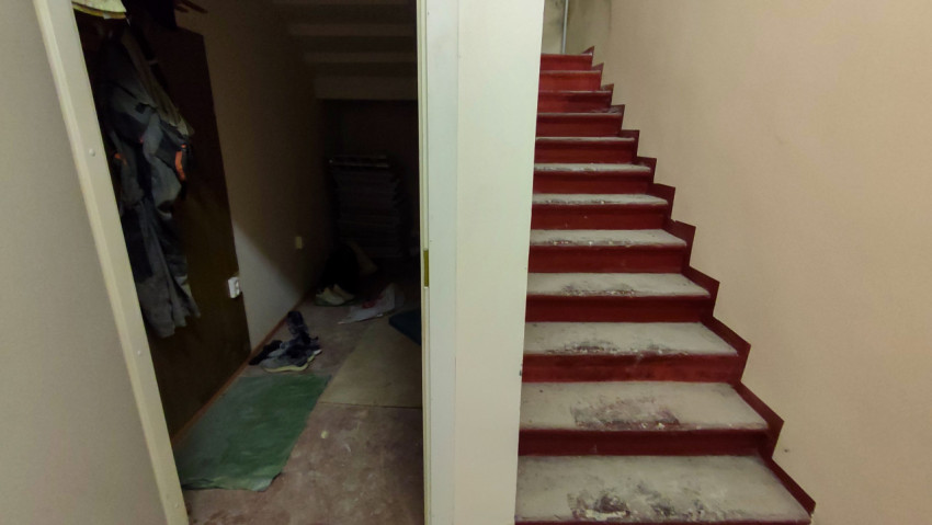 Лестница и подсобное помещение в здании на ремонте