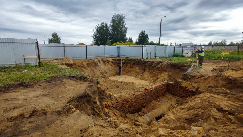 Рабочие в котловане на строительной площадке