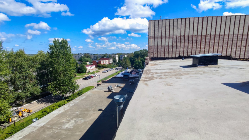 Плоская крыша здания и вид на городскую улицу