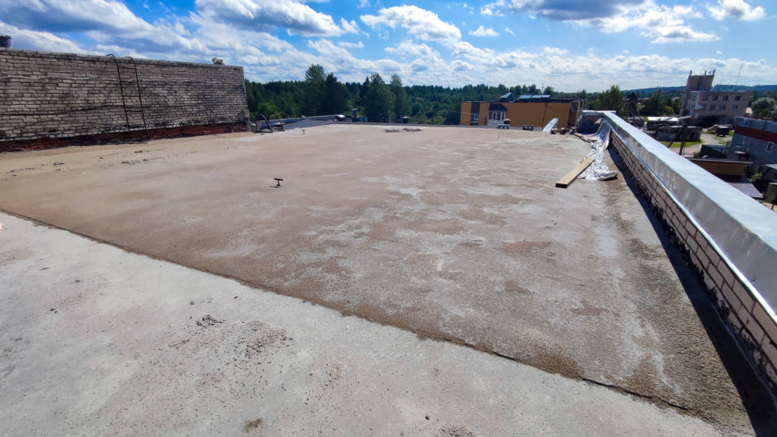 Ремонтируемая кровля здания с бетонной стяжкой