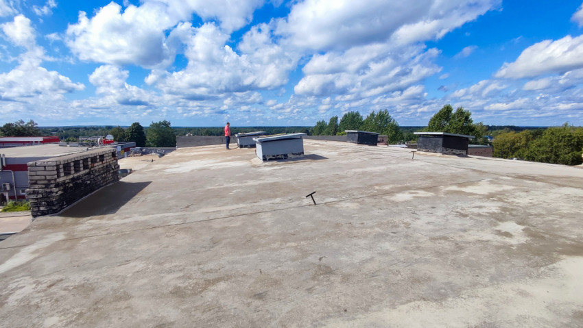 Вид на плоскую крышу здания с гидроизоляцией