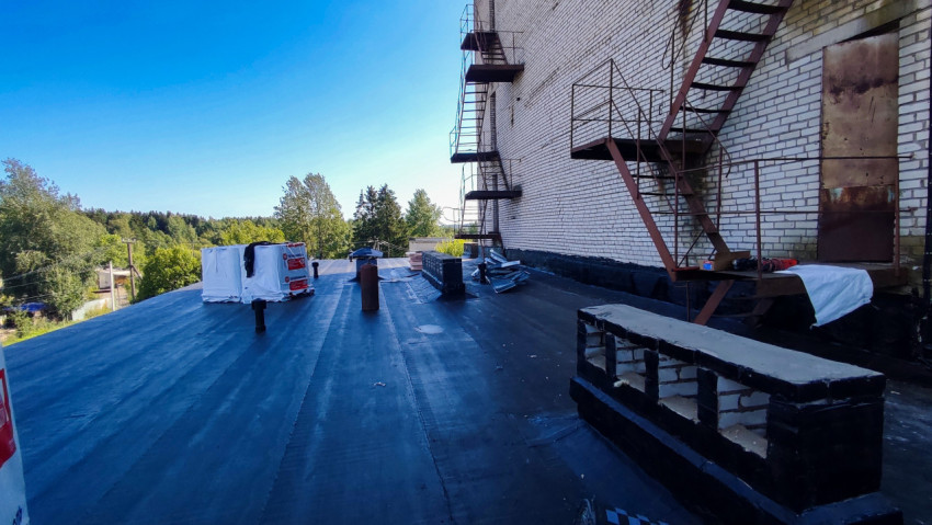 Рабочие материалы и новое покрытие на плоской крыше