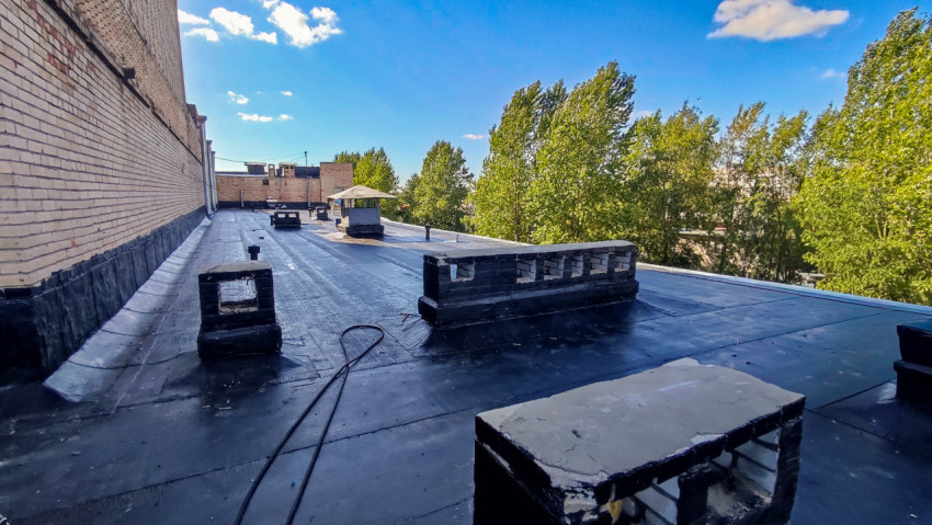 Завершённый этап укладки рулонной кровли на крыше