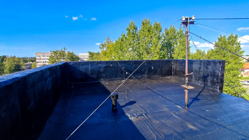 Участок плоской крыши здания с вентиляционными выходами
