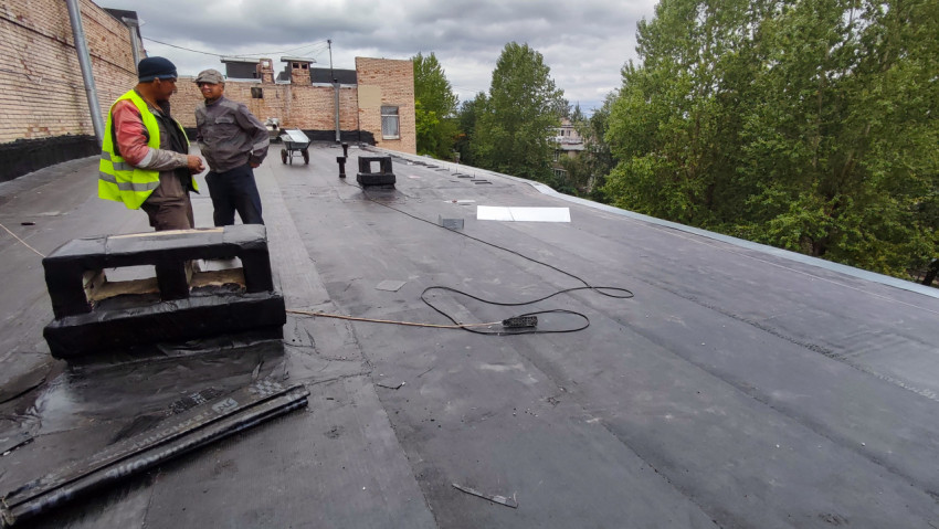 Рабочие на крыше во время ремонта кровли