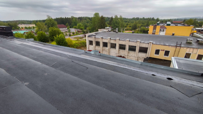 Вид на плоскую крышу и соседние здания после ремонта