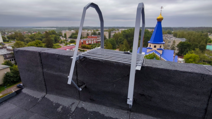 Кровля здания с переходной лестницей