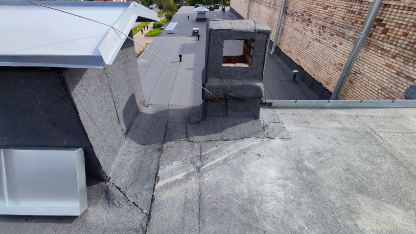 Вентиляционный короб на плоской крыше кирпичного здания