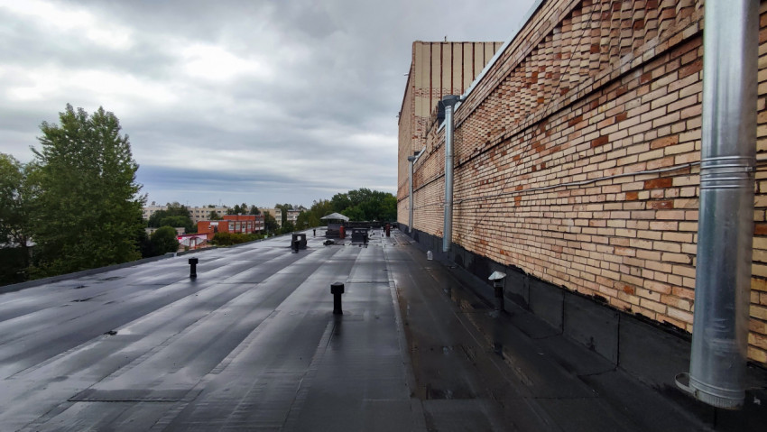 Плоская крыша здания с вентиляционными выходами и ограждением