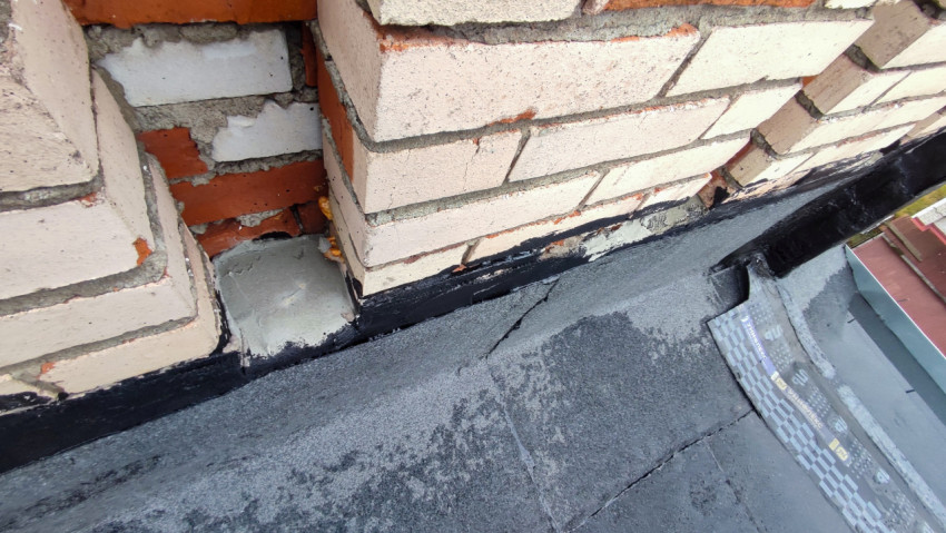 Участок кирпичной кладки и примыкание кровли