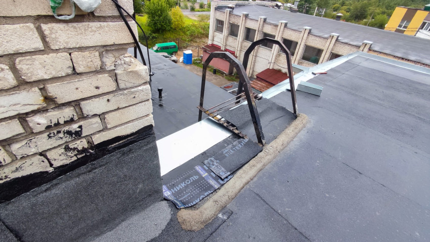 Кровля здания с металлической лестницей для обслуживания