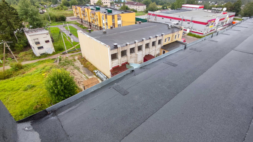 Вид с крыши на здания промышленного и жилого квартала