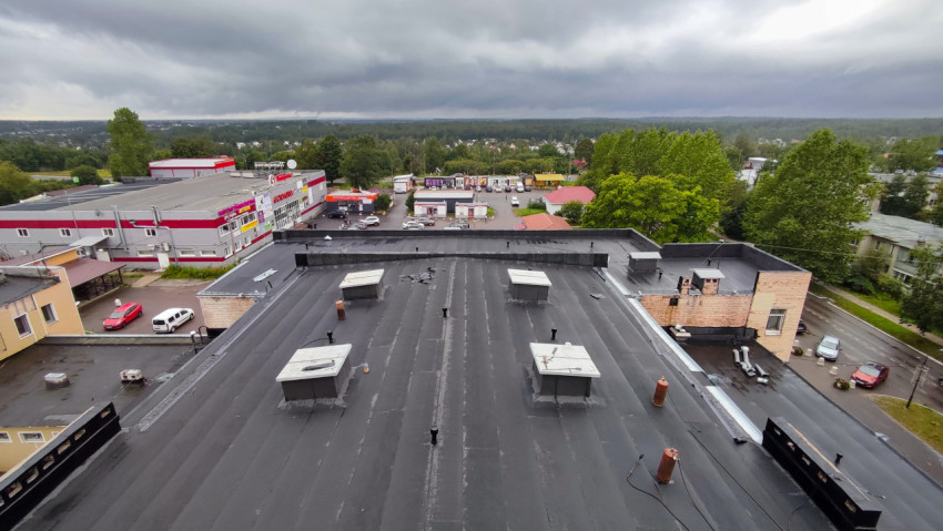 Вид на плоскую кровлю здания с техническими элементами