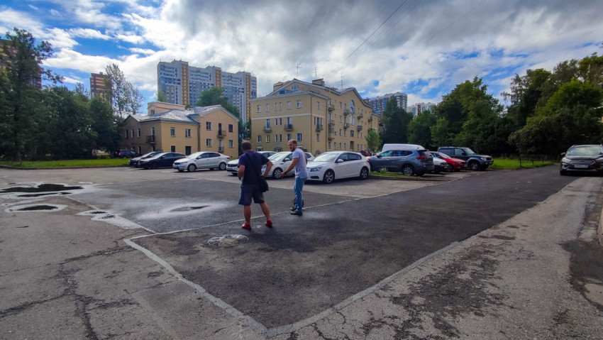 Стоянка автомобилей на придомовой территории многоквартирного дома