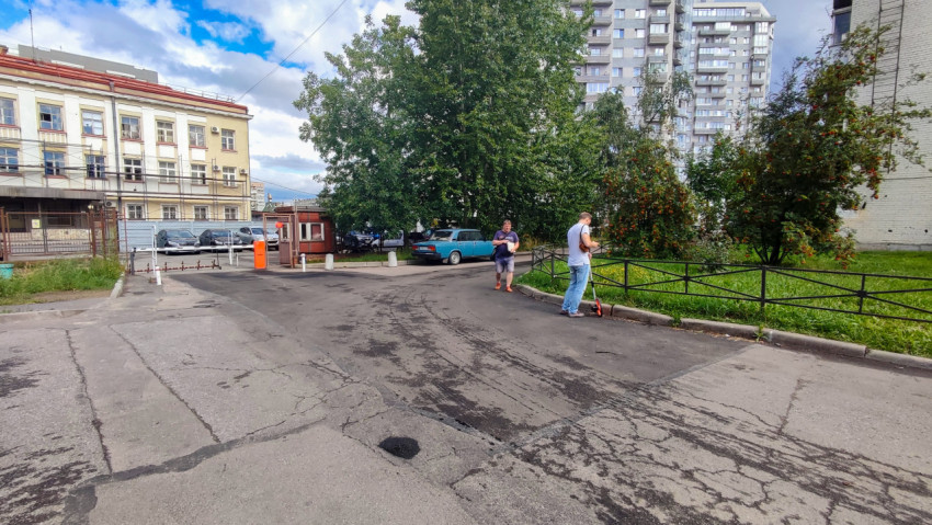 Измерение дорожного покрытия возле офисного здания
