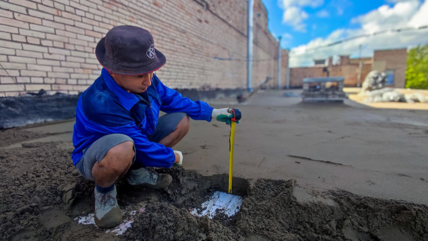 Измерение толщины песчаной стяжки на крыше