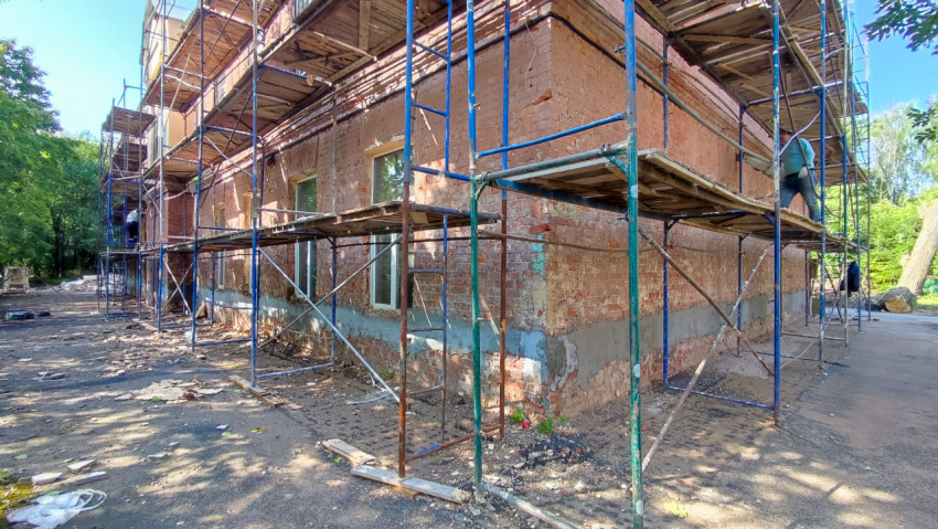 Ремонт фасада кирпичного здания с лесами