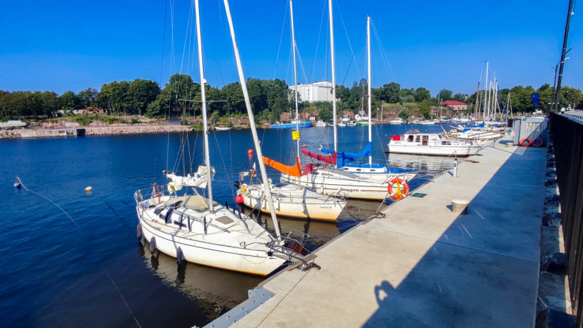 Яхты вдоль причала в летний день